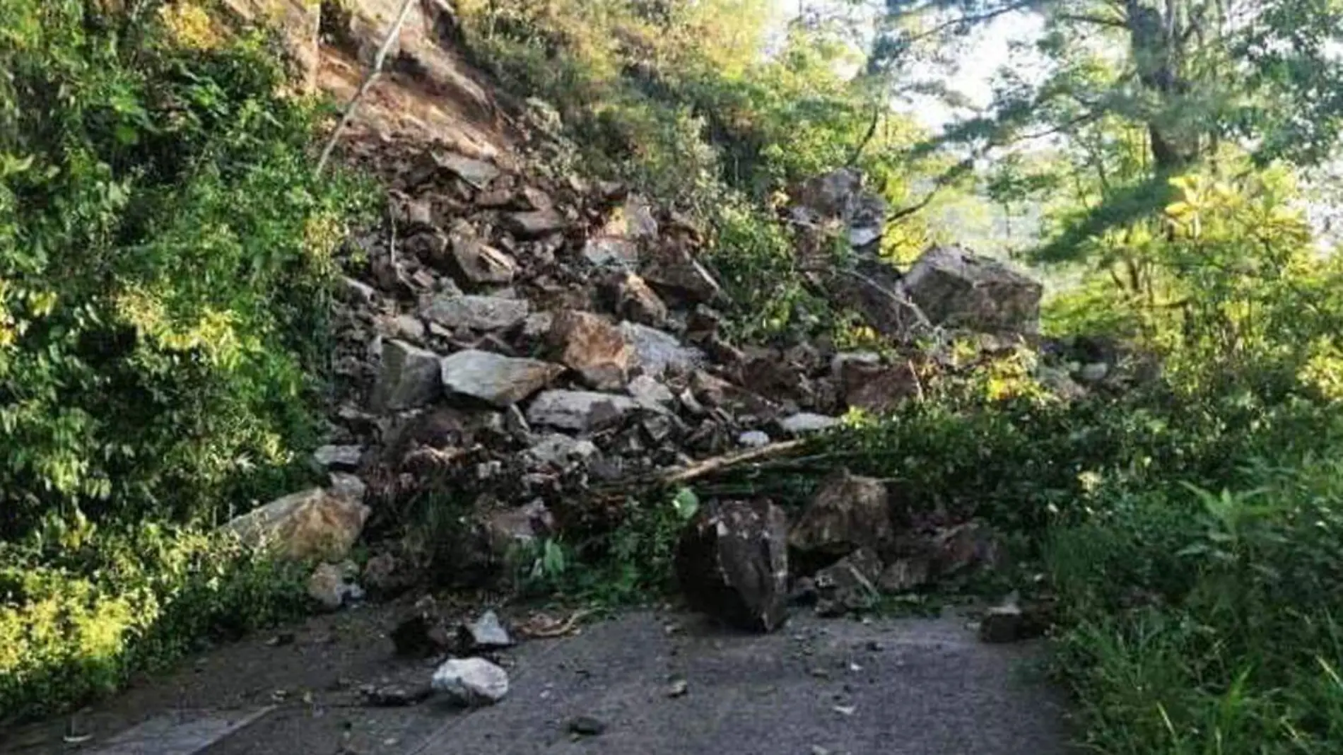 A consecuencia de las lluvias que se registraron en las últimas horas, un deslave obstruyó el kilómetro 27 de la carretera Tlatlauquitepec-Mazatepec